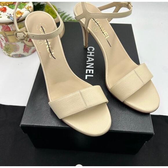 Women\'s Chanel ivory leather strappy sandals size 38.5 made in Italy